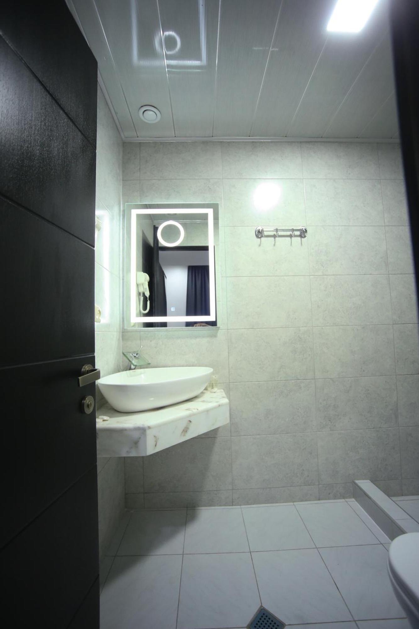 West Tower Hotel Kutaisi Eksteriør billede