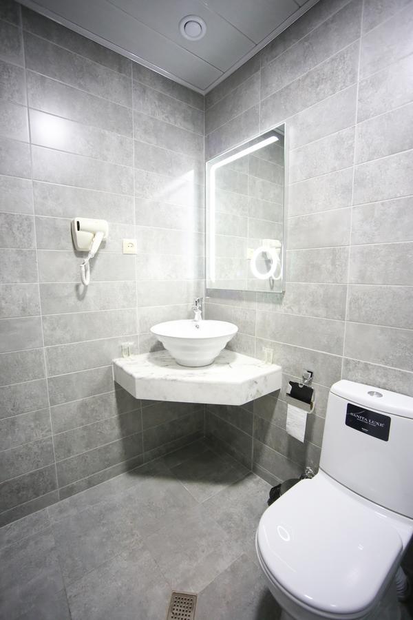 West Tower Hotel Kutaisi Eksteriør billede